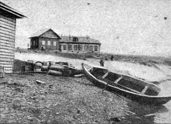 Общежитие артели зверобоев в кармакульском становище.