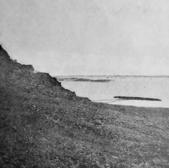 Каменистый склонъ хребта, за нимъ &mdash; пол. Павла съ косами &mdash; «чобруями».