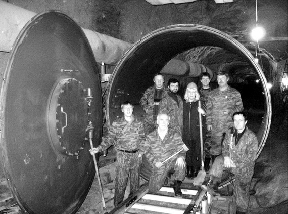 Первопроходцы штольни-лаборатории. Первый ряд (слева направо): А. В. Климов, Е. К. Рощин, Н. Ф. Наумов; второй ряд: Н. Ф. Белов, О. Н. Чиганов, С. Б. Карапетян, С. А. Горновой, С. П. Нагаев