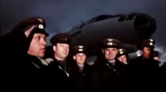 Командир экипажа ТУ-95В А.Е. Дурновцев докладывает о готовности к полету
