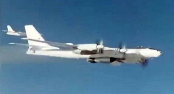 За Ту-95В-202 с макетом изделия самолет-лаборатория