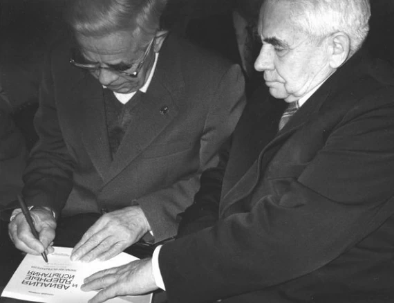С.М. Куликов делает дарственную надпись на своей книге «Авиация и ядерные испытания»