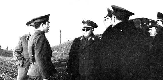 Докладывает Командующему армией Н.Д. Гулаеву о готовности к стрельбе.