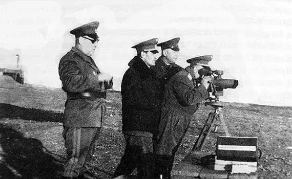 Командующий армией генерал-лейтенант авиации Н.Д. Гулаев наблюдает за боевой стрельбой по надводной цели.