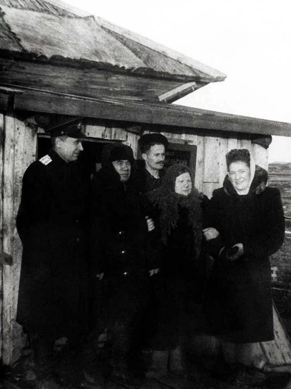 Тыко Вылка с жителями поселка и гостями у здания Новоземельского островного Совета.