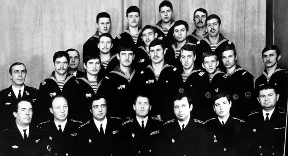 Личный состав 1-го отдела НИЧ. Слева направо в 1-м ряду: 2-й – Р.Я. Салыкин, 3-й – В.В. Куров, 4-й – В.А. Вахрамеев, 5-й – А.П. Гражданкин, 6-й – В.И. Демьянов; во 2-м ряду: 1-й – Ю.И. Бастраков. 1977 г.