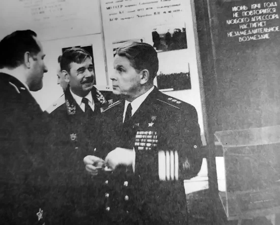 В музее Дома офицеров. Слева направо: Г.Е. Золотухин , В.К. Чиров, А.П. Михайловский.