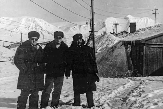 Верниковский В.А., Карякин В.И., Цаллагов П.К. в поселке Северный на фоне пика Седова В поселке Северный на фоне пика Седова