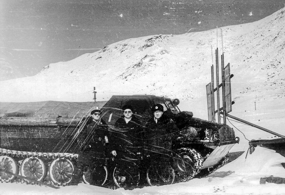 У вездехода ГТ-Т слева направо: Верниковский В.А., Карякин В.И., Кауров Г.А. У вездехода ГТ-Т