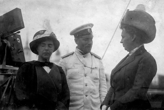 Г.Я. Седов с женой на борту «Святого Фоки». Справа Сосновская, жена архангельского губернатора.