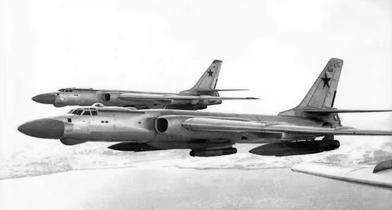 Ракетоносцы Ту-16к-10-26 из состава 924-го гв мрап 5-й мрад ВВС Северного флота в полёте. Ракетоносцы Ту-16к-10-26 ВВС Северного флота в полёте.