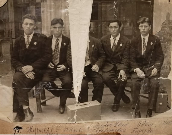Прокопий Ледков (второй слева) Ледков Прокопий