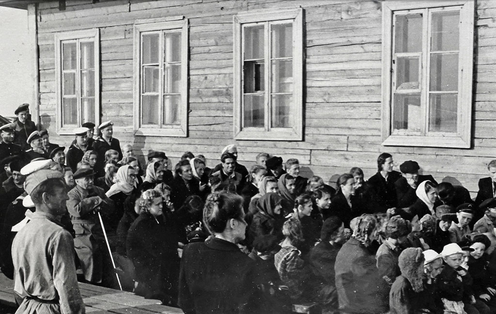 Сбор населения перед переселением в п. Лагерное
