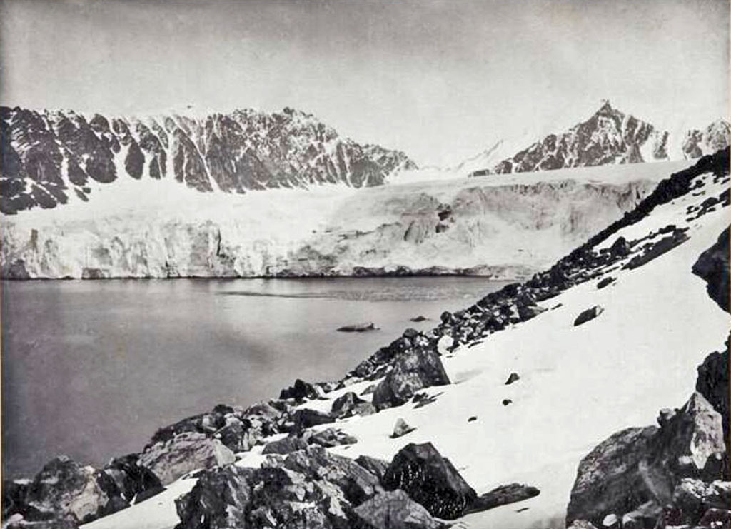 Часть ледника на Шпицбергене напротив острова Амстердам