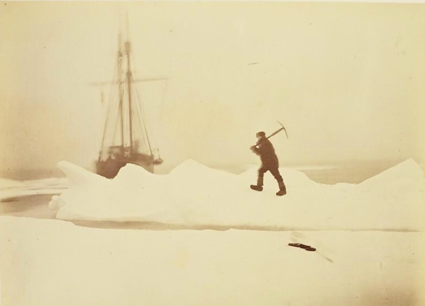 Дрейфующий лёд, в который заводится ледовый якорь.