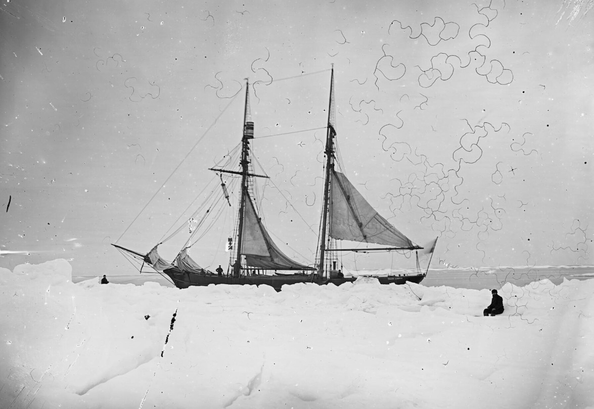 «Виллем Баренц» на якоре у ледяного поля во время работы с аппаратом Уиллеса