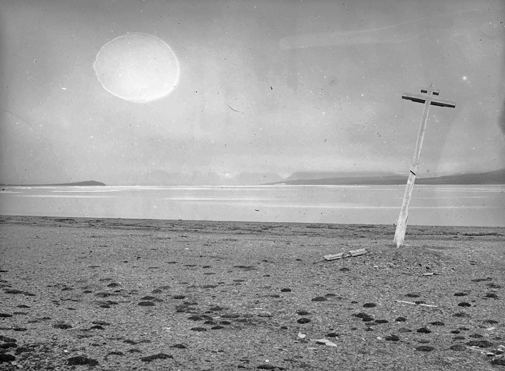 Русский крест на северном берегу в Маточкином Шаре.