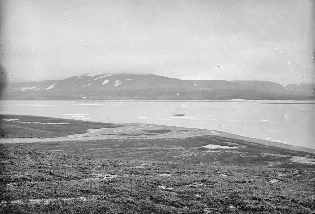 Маточкин Шар. Пролив, снятый с северного берега в юго-восточном направлении.