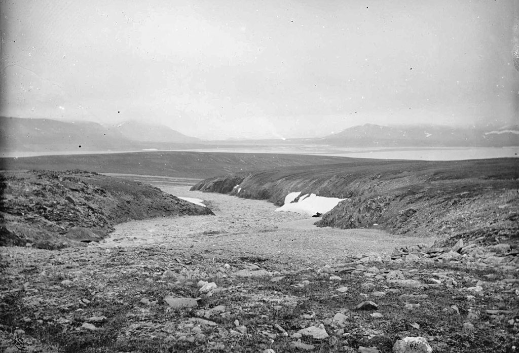 Вид, снятый с северного берега Маточкина Шара в направлении долины Чиракина, Новая Земля.
