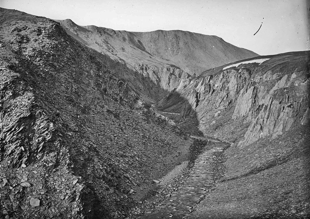 Ущелье в долине Чиракина (глинистые сланцы).