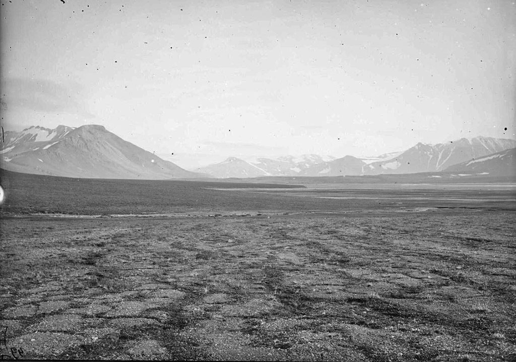 Северный берег Маточкина Шара с видом на вход в пролив