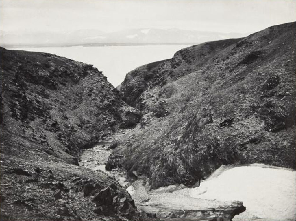 Овраг на северном берегу Маточкина Шара, обращенный прямо в пролив.