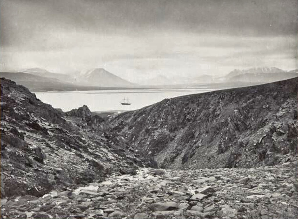 Вид, снятый с северного берега Маточкина Шара в направлении долины Чиракина, Новая Земля.