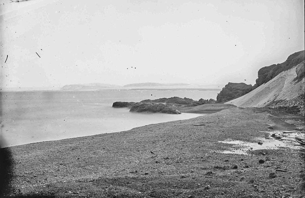 Вид, снятый с мыса Troost (Утешения) в направлении большого ледяного массива. Новая Земля.