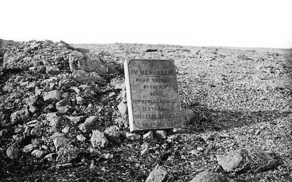 Неправильно установленная памятная плита