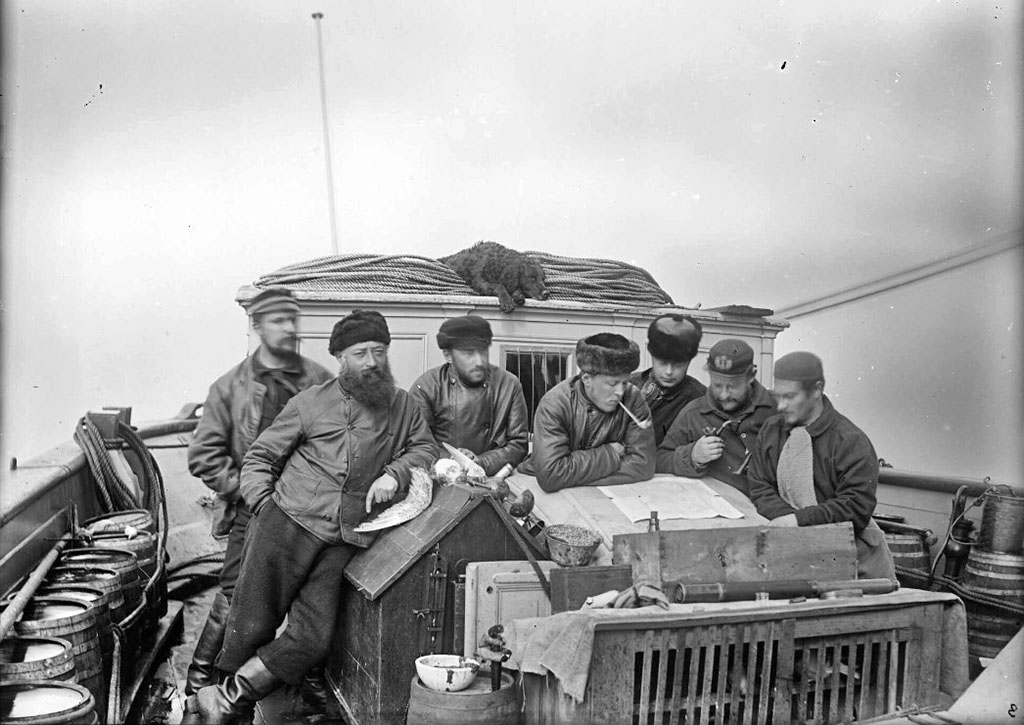 Семеро членов экипажа позируют на палубе судна «Виллем Баренц»