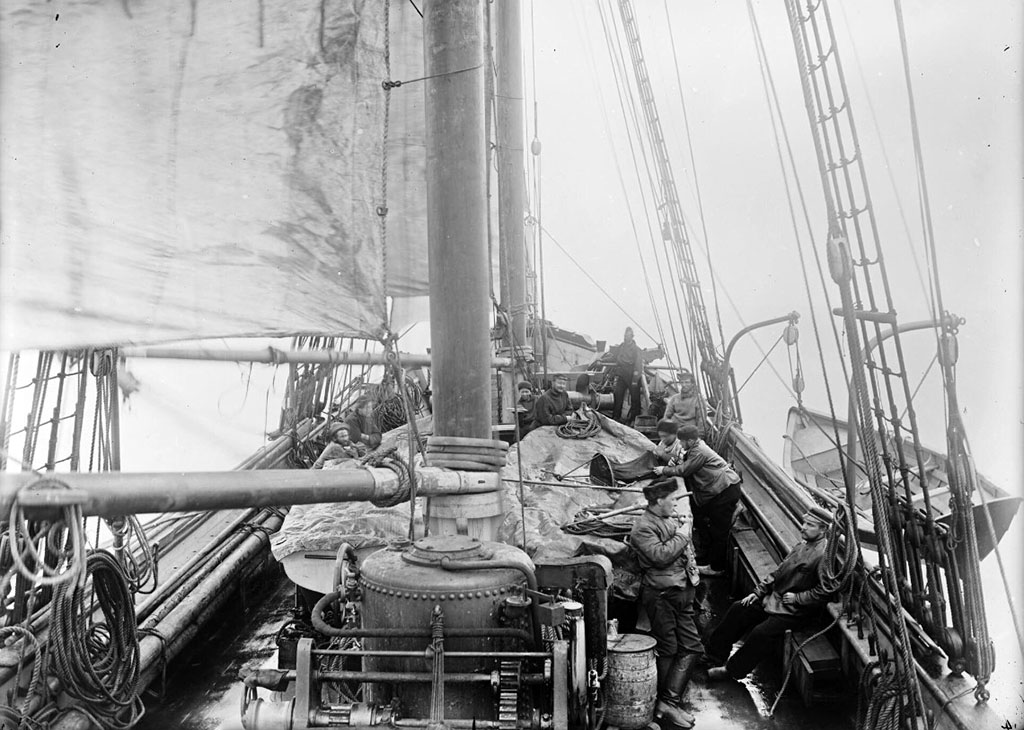 Вид на палубу судна «Виллем Баренц» с кормы на нос