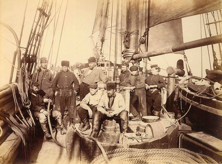 Члены экипажа судна «Виллем Баренц» позируют на палубе