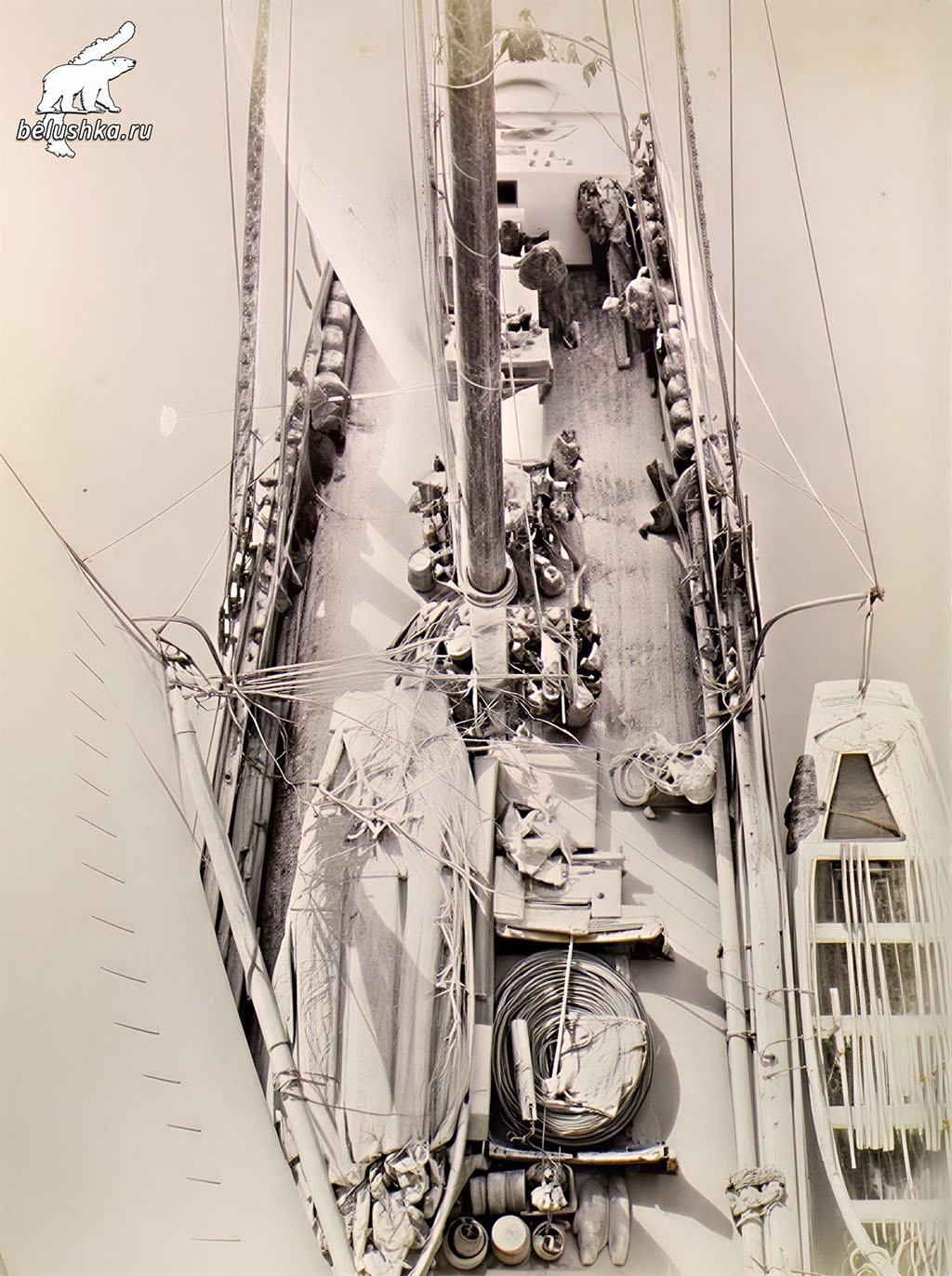 Вид на палубу судна «Виллем Баренц» с вершины фок-мачты