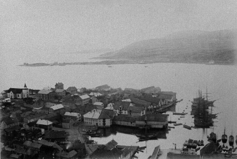 Город и гавань Хаммерфеста, снятые сверху.