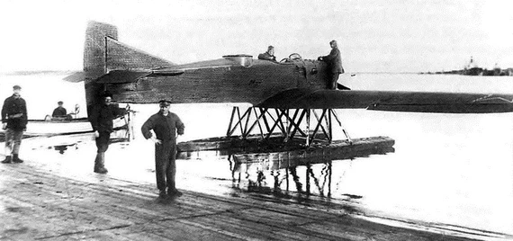 Самолет Ю-20 в гидрогавани Ораниенбаума