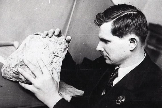 М.М. Ермолаев в Арктическом институте с куском цинковой руды с Новой Земли