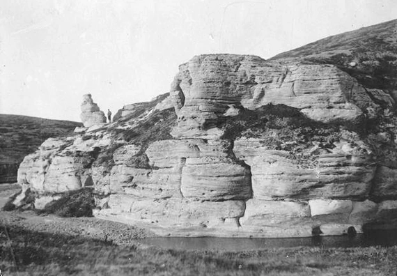 Отдельность в песчаниках Тиманского камня в районе Русской Гавани.