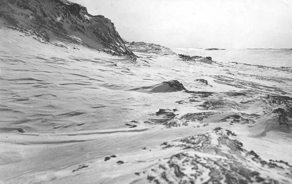 Стык морены и ледника в зоне слабого давления и неподвижного льда в районе Русской Гавани.