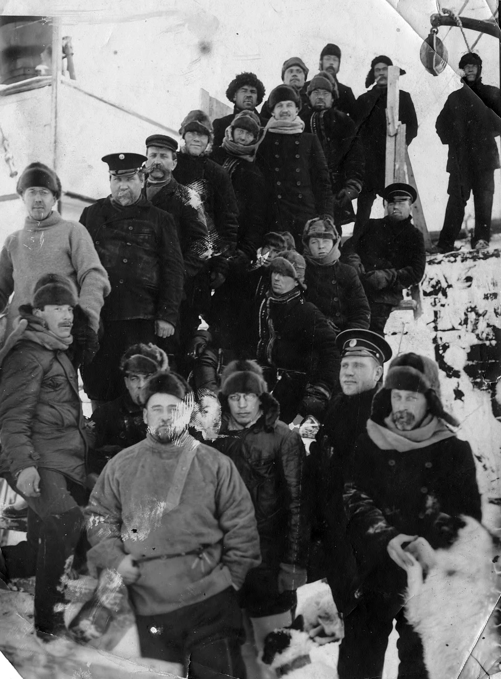 Участники экспедиции Г. Седова во время первой зимовки