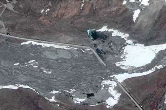  Дорога, повреждённая наводнением.