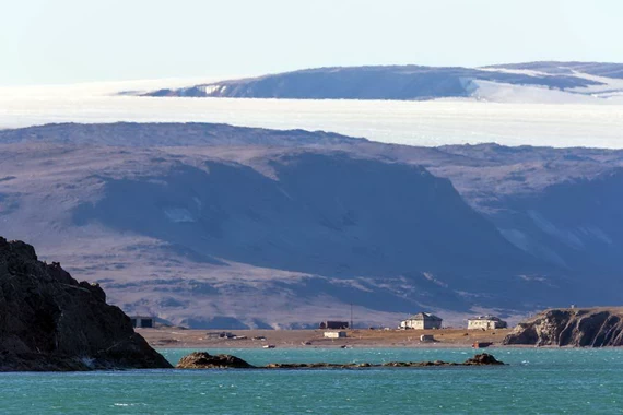 Строения бывшей полярной станции «Русская Гавань»