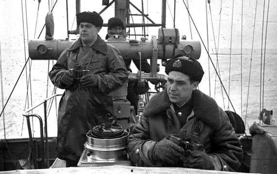 Командир тральщика «Мина» ЧФ капитан-лейтенант Василий Стешенко на ходовом мостике