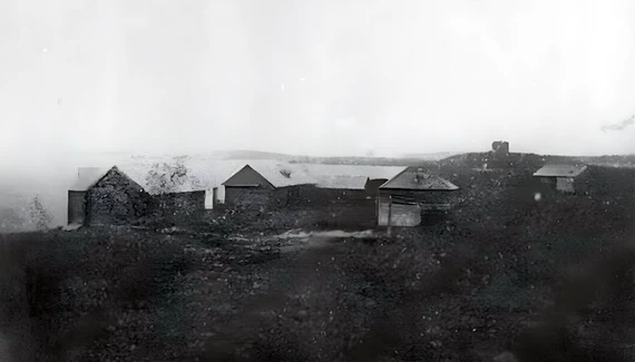 Вид с суши на домики, где находился «Спасательный приют» в Малых Кармакулах.