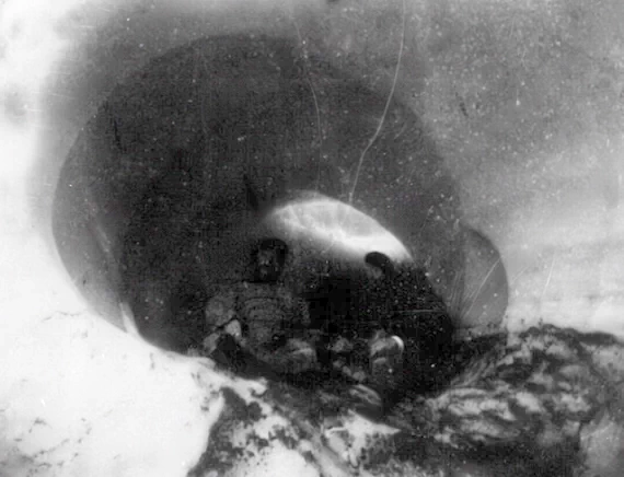 Два местных жителя в ледяном гроте в Малых Кармакулах.