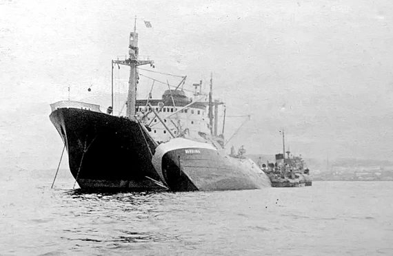 ОС-30 спасает в Кольском заливе западногерманский лесовоз «Беролина»