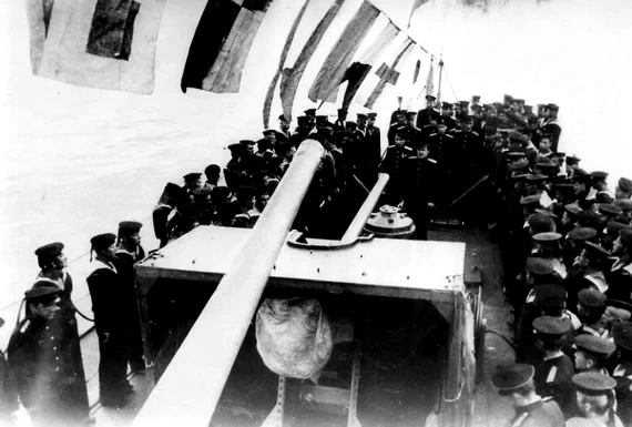 Большой сбор, посвященный Дню Военно-Морского флота, на палубе корабля, где командиром Е.П. Збрицкий.